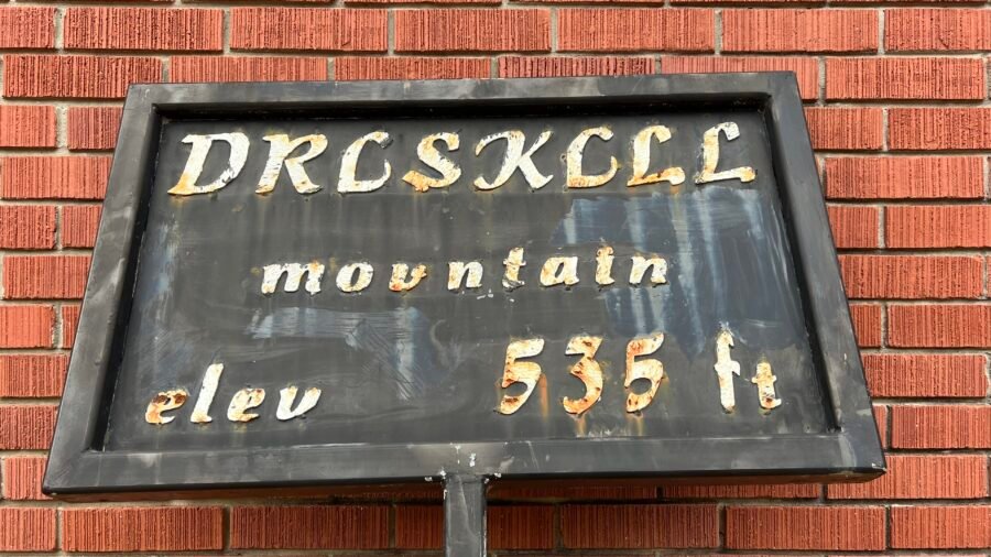 Driskill Mountain summit sign showing elevation 535 feet in Louisiana